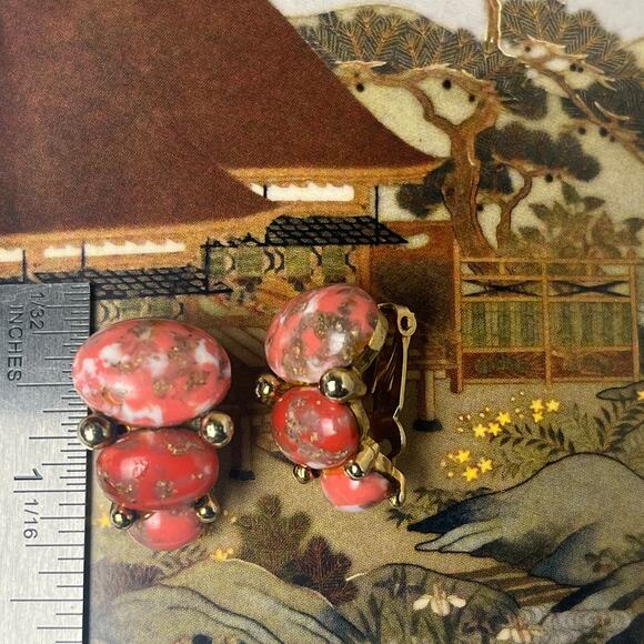 Vintage 1980s Coral Pink, Cream & Gold Fleck Resin Stone Clip Earrings - Picture 4 of 8